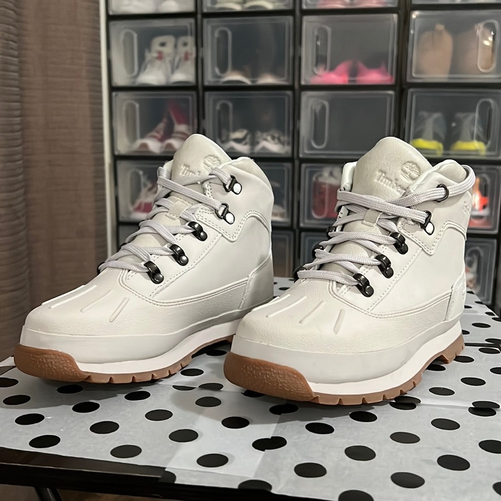 Juniors size 5 light grey shell toe nubuck boots